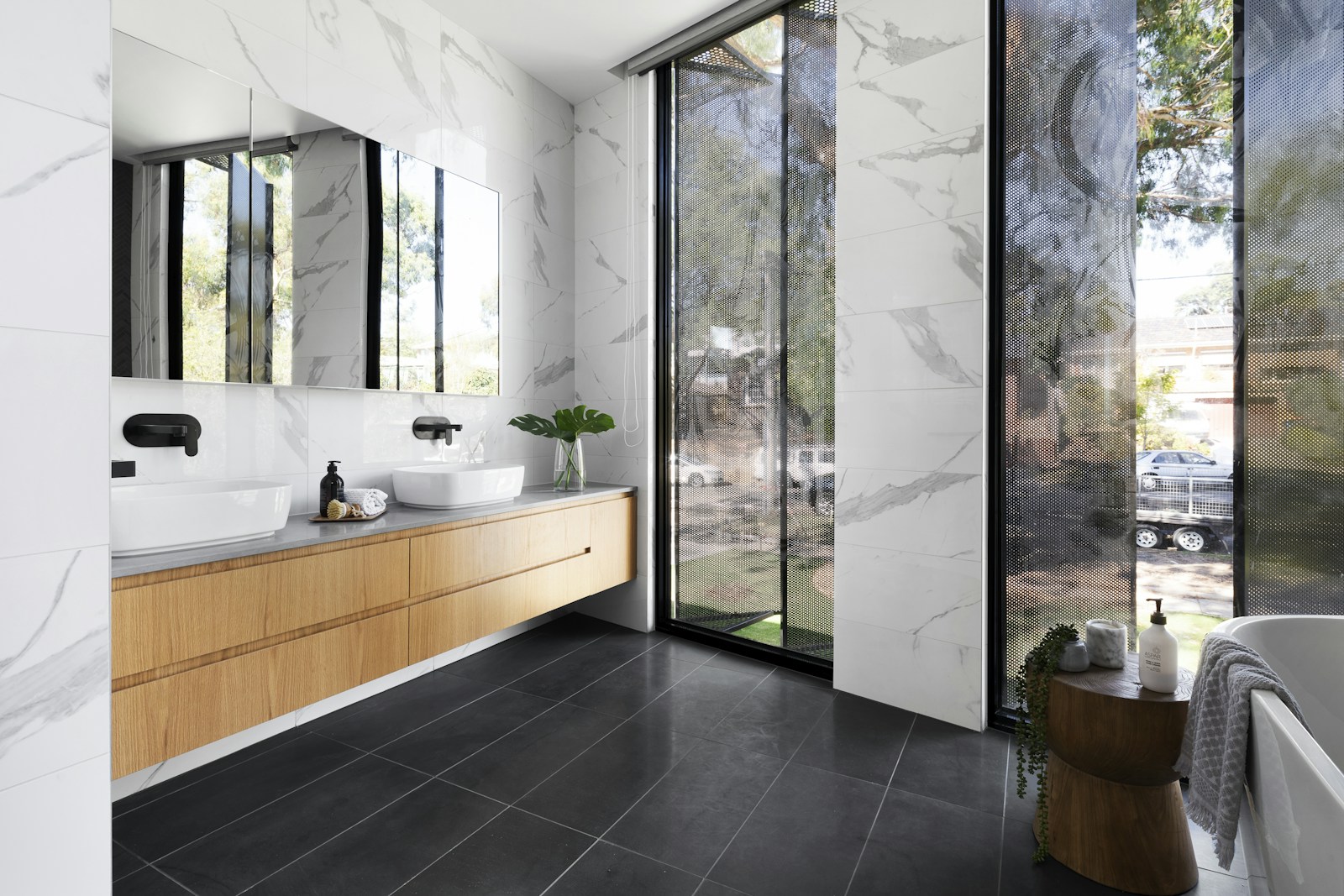 Interior contemporâneo com materiais naturais